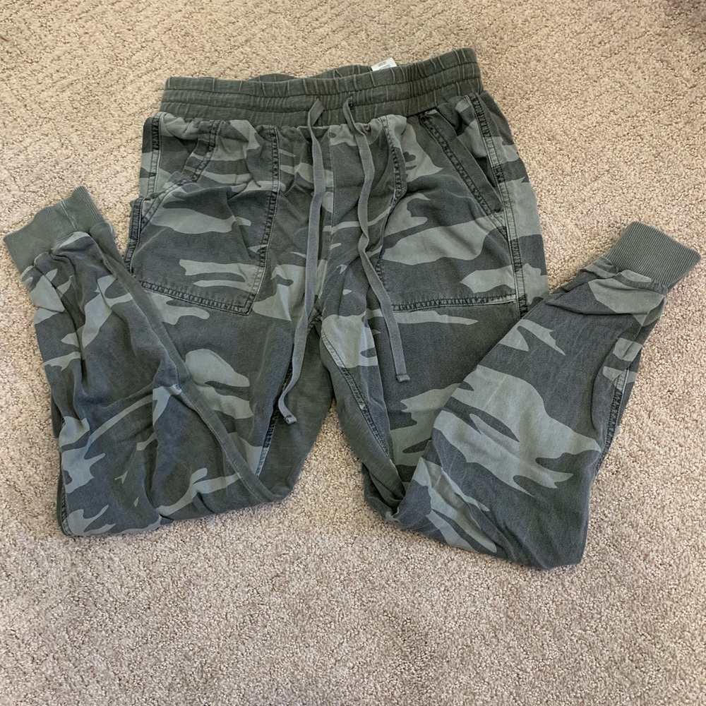 Splendid camo sweats